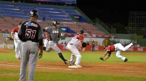 Los Gigantes derrota a los Leones del Escogido