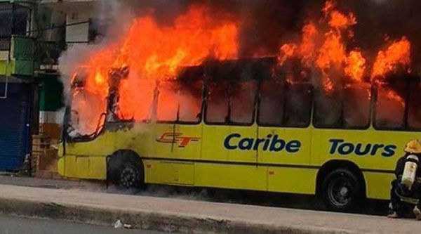 Video: incendio de guagua Caribe Tours