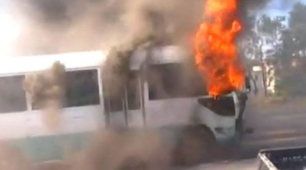 Video: Se incendia una guagua con pasajeros; se dirigía a Villa Mella