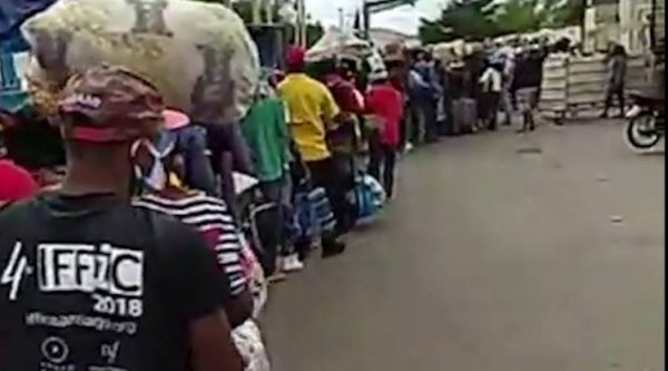 Video: Miles de haitianos abandonan RD por temor el coronavirus