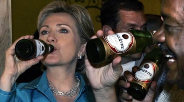 Republicanos usan foto de Hillary Clinton bebiendo cerveza para atacarla