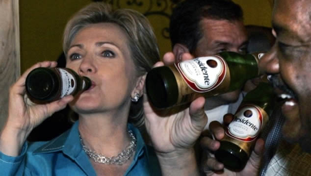 Republicanos usan foto de Hillary Clinton bebiendo cerveza para atacarla
