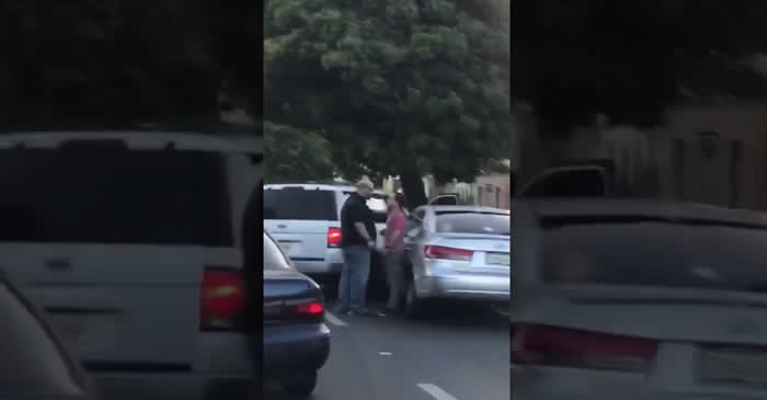 Video: Hombre le entra a galleta a otro hombre en Santiago