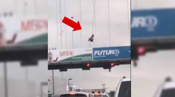 Video: hombre se balancea sobre el puente peatonal de la Gómez con Kennedy