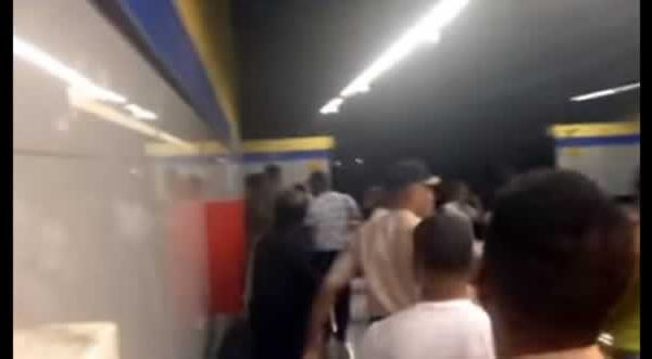 Video: Hombre intenta tirarse a las vías del Metro