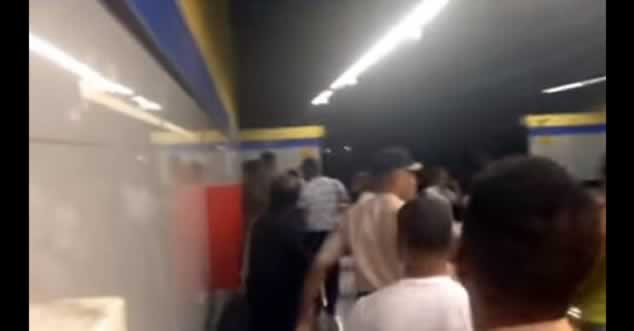 Video: Hombre intenta tirarse a las vías del Metro
