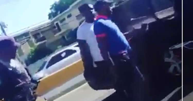 VIDEO: Hombres armados obligan a agentes a dejar ir un hombre que tenían detenido