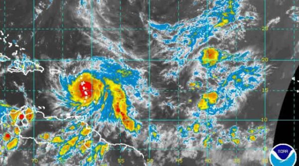 María se convierte en potente huracán categoría 5