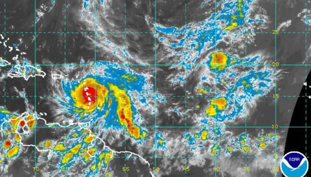 María se convierte en potente huracán categoría 5