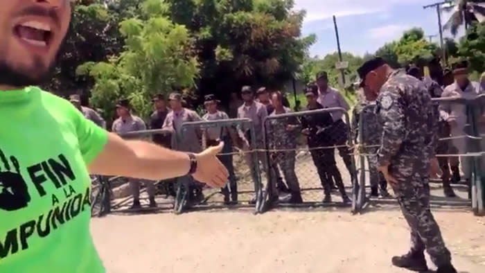Policías impiden Marcha Verde en los alrededores de planta Punta Catalina