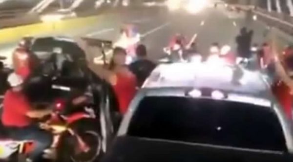 Video Grupo de jóvenes paralizan el transito en puente Juan Bosch