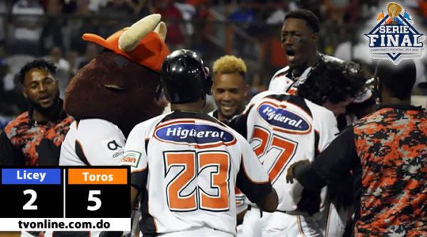 Video: Toros derrotan a los Tigres del Licey, colocan serie Final 2-1 sobre Licey