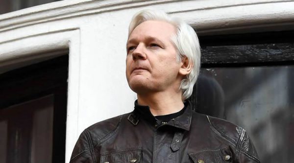 Arrestan a Julian Assange de WikiLeaks en la embajada de Ecuador en Londres