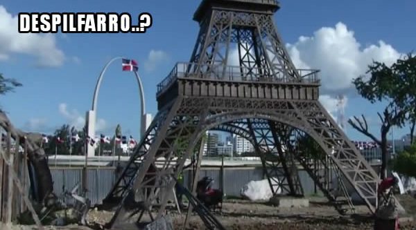 Video: Torre Eiffel frente a la Plaza la Bandera