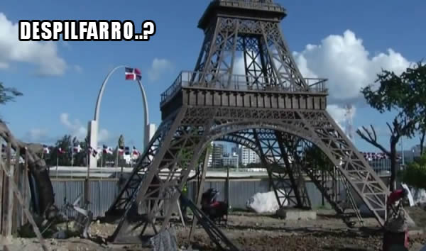 Video: Torre Eiffel frente a la Plaza la Bandera