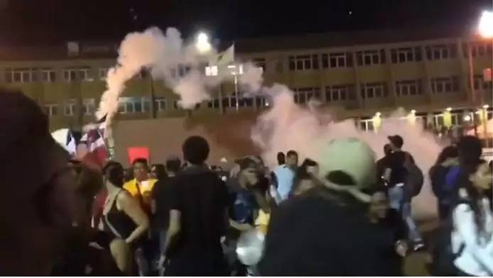 Video: Lanzan bombas lacrimógenas a jóvenes que protestan pacíficamente frente a JCE
