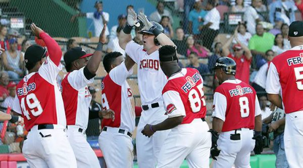 Leones del Escogido derrotan a Tigres del Licey