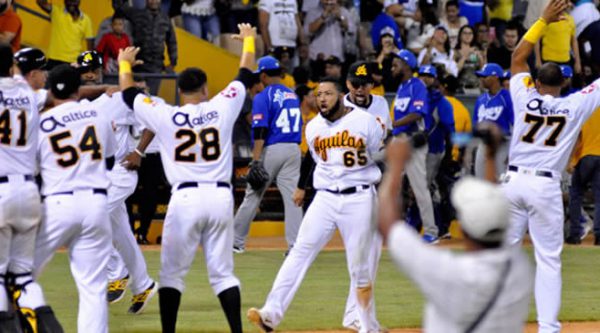 Escogido y Estrellas en la cima; Licey en el sotano