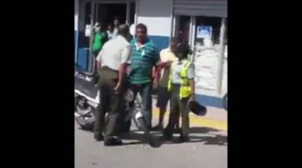 Video: Amet le quita motor a ciudadano a punta de pistola