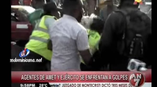 Vídeo: Agentes de Amet y miembros del ejército se enfrentan a golpes en Villa Mella