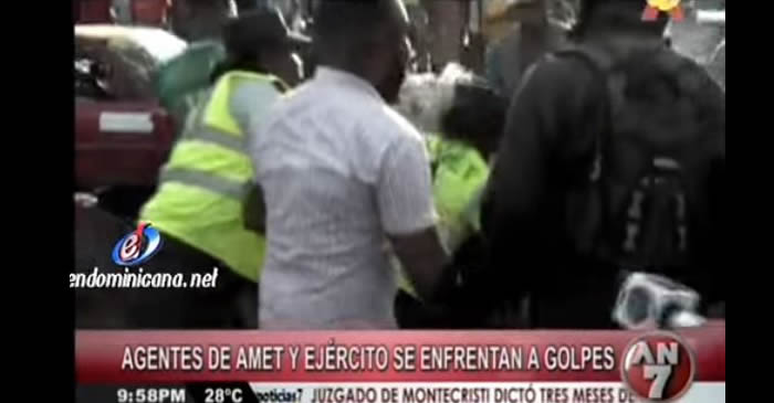 Vídeo: Agentes de Amet y miembros del ejército se enfrentan a golpes en Villa Mella