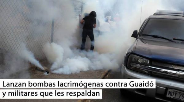 Lanzan bombas lacrimógenas contra Guaidó y militares que les respaldan