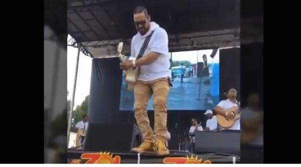 Video: Luis Vargas se cae de tarima en concierto de El Zol 107.9