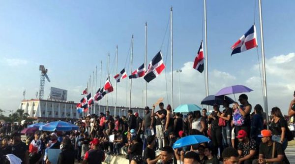 Militares quitaron banderas; manifestantes colocaron las propias a media asta