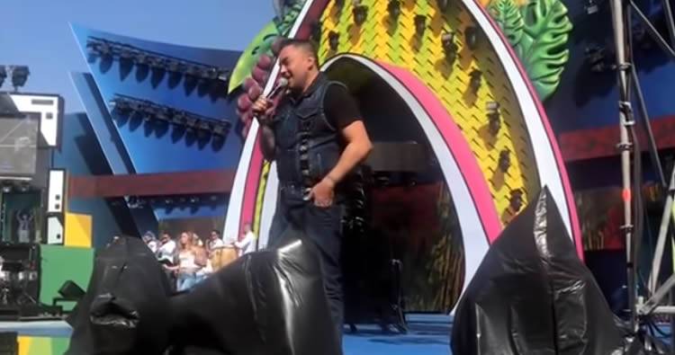 Video: Bajan a Manny Manuel de tarima en España; estaba ‘prendio’
