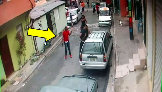 Video: Matan a tiros y machetazos a un hombre en Los Ríos