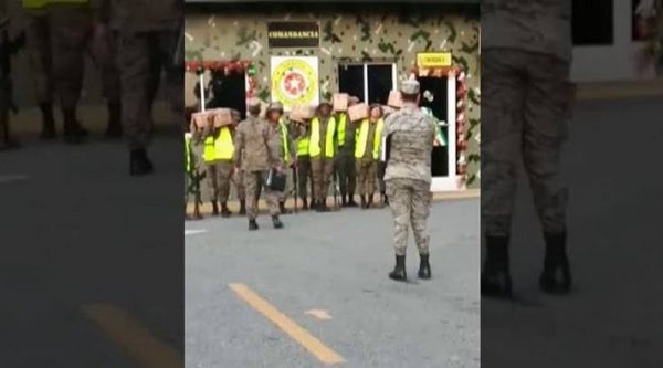 Video: Militares denuncian entregan cajas navideña solo para hacerles las fotos