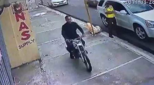 Video: Motorista le roba la cartera a una mujer frente a un Amet