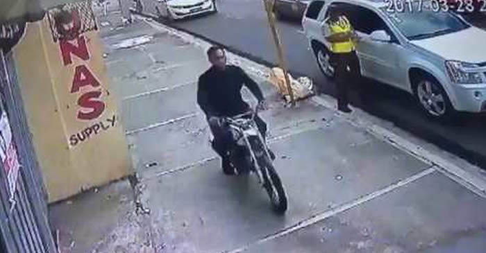 Video: Motorista le roba la cartera a una mujer frente a un Amet