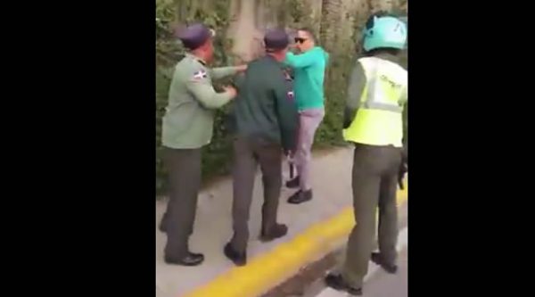 Video: Motorista Armado desafía varios agentes de Amet