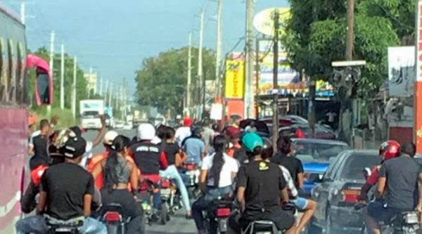 Grupo de motoristas por la carretera Mella atracando a todos a su paso