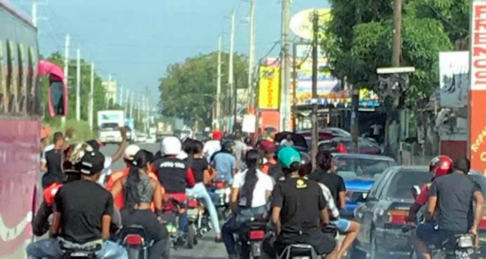 Grupo de motoristas por la carretera Mella atracando a todos a su paso