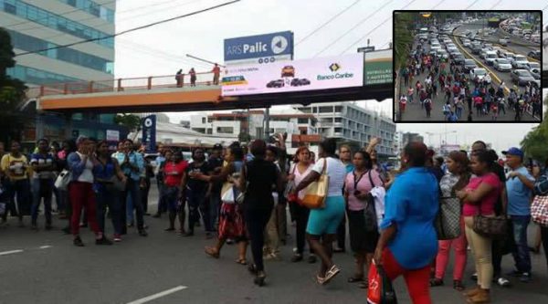 Pasajeros se tiran a la calle en la 27 de Febrero y paralizan el tránsito