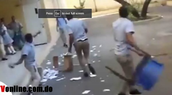 Pelea entre grupos de estudiantes en una escuela