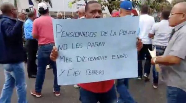 Video: Protesta de los policías pensionados por falta de pagos