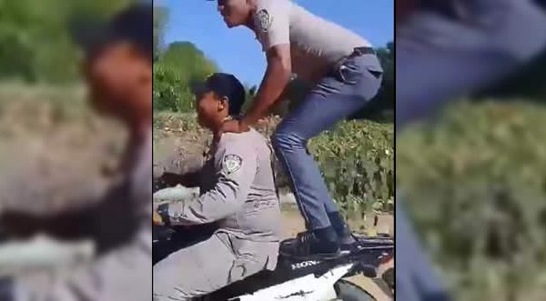 Video: Policía haciendo malabares en un motor