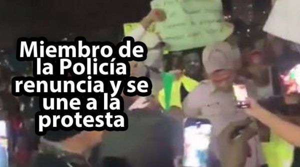 Video: Miembro de la Policía renuncia y se une a la protesta