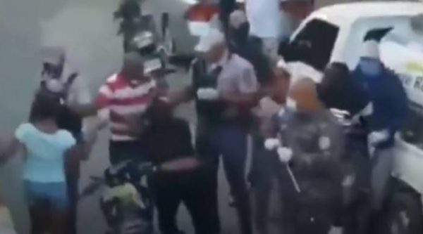 Video: Denuncian agresión durante detención en toque de queda