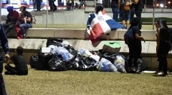 Antes de marcharse, manifestantes recogieron la basura en la Plaza de la Bandera