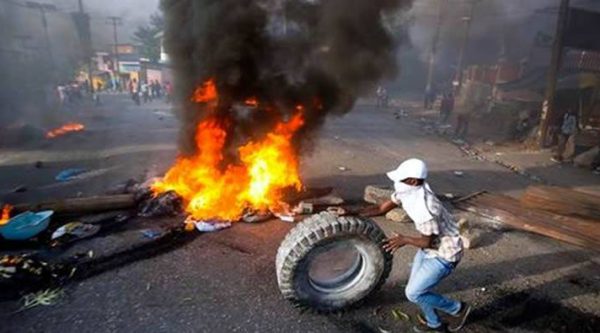 Siguen las fuertes protestas en Haití a pesar de que el gobierno revocó el aumento de precio de los combustibles