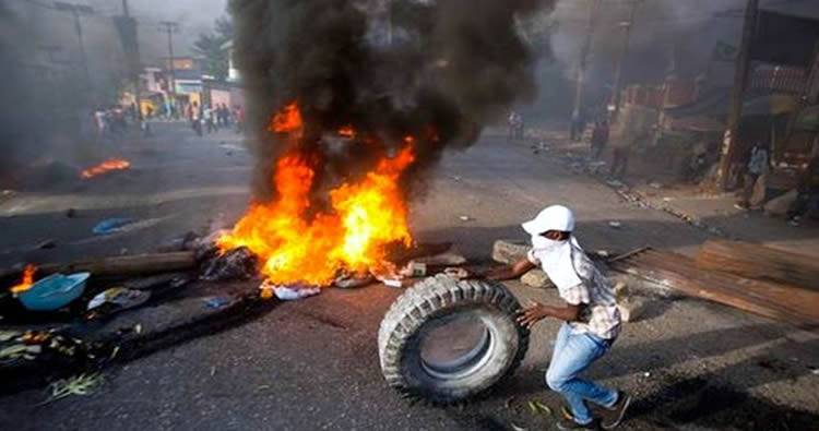 Siguen las fuertes protestas en Haití a pesar de que el gobierno revocó el aumento de precio de los combustibles