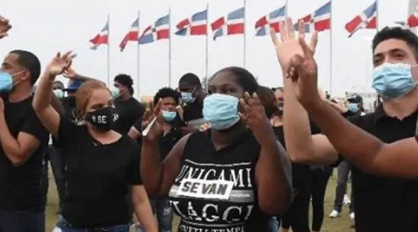 Jóvenes vuelven a plaza de la Bandera