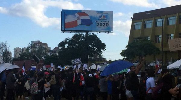 Bajo aguacero siguen las protestas frente a la JCE; piden la renuncia del pleno