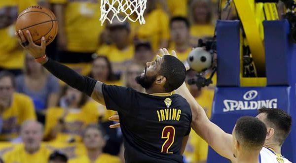 Los Cavaliers siguen con vida, LeBron James y Kyrie al máximo