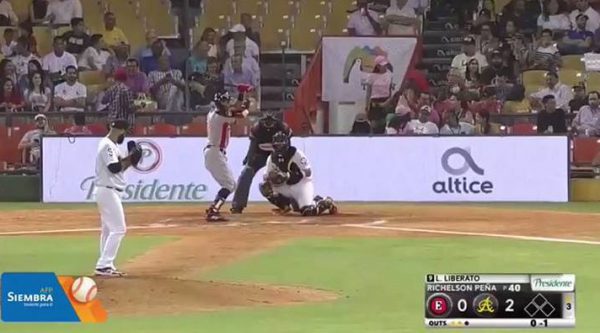 Leones del Escogido vence Águilas y siguen firmes en la cima del béisbol dominicano