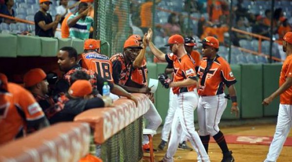 Toros del Este dejan en el terreno a Leones del Escogido y le quitan invicto